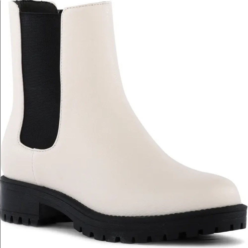 NWOT BC Footwear In the Cards Chelsea Boots